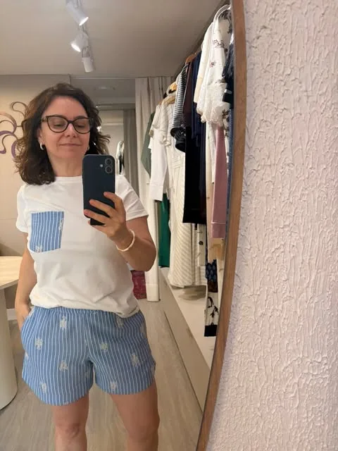 Camiseta branca com bolso azul e short estampado azul-claro